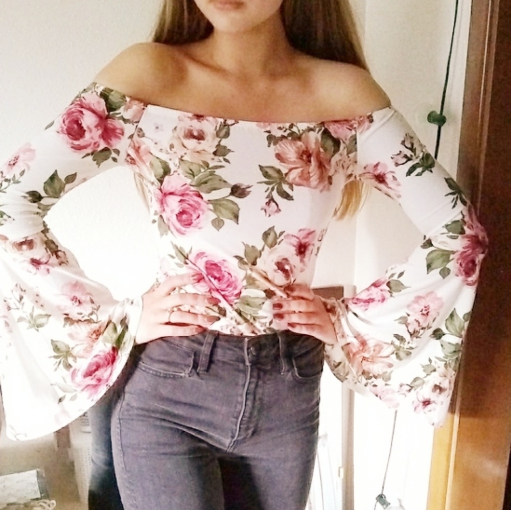 Off Shoulder Bell Sleeve Floral Top LIKE NEW - Picture 2 of 8